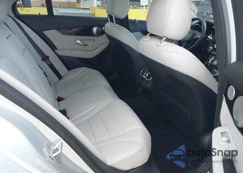 2015 Mercedes-Benz C 300 z USA, uszkodzony, nr VIN 55SWF4JB1FU077291